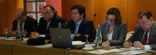 Mesa presidencial: por la izq. X. Grau, A. Gómez, R. Sarasola, R. García-Borreguero y F. Fernández (abogado)
